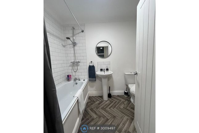 Flat, Warbreck Moor, Liverpool photo 5