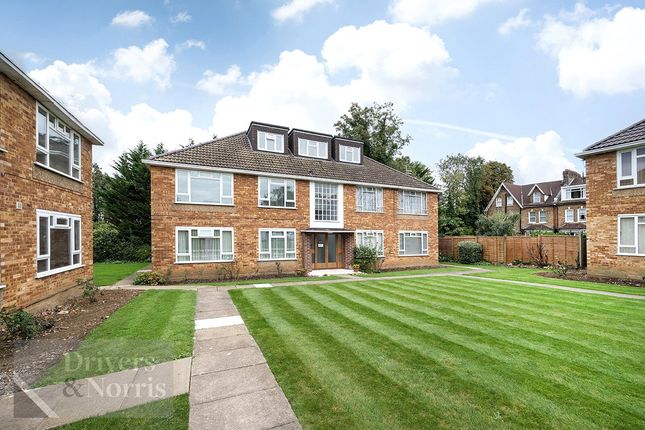 Flat for sale in Fairfield Close, North Finchley, London