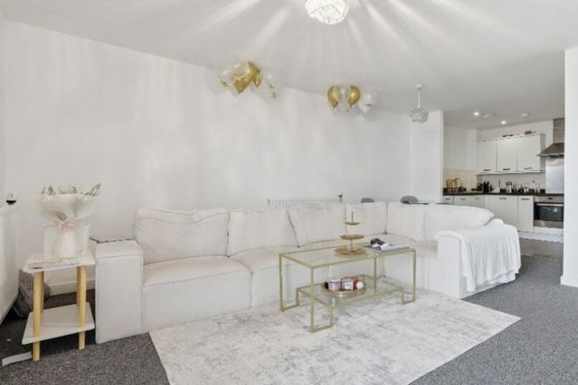 Flat Flat 216, 2, De Pass Gardens, Barking photo 3