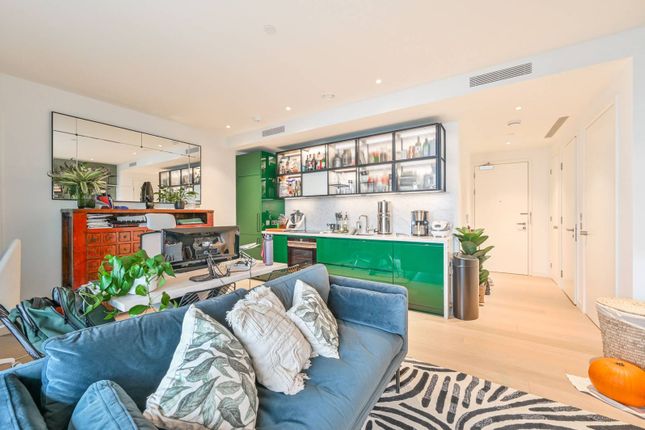 Flat for sale in Bagshaw, Canary Wharf, London