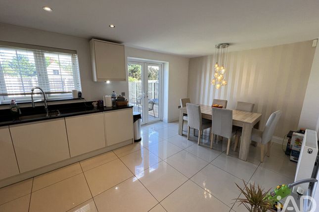 6, Bowers Close, Basildon photo 3