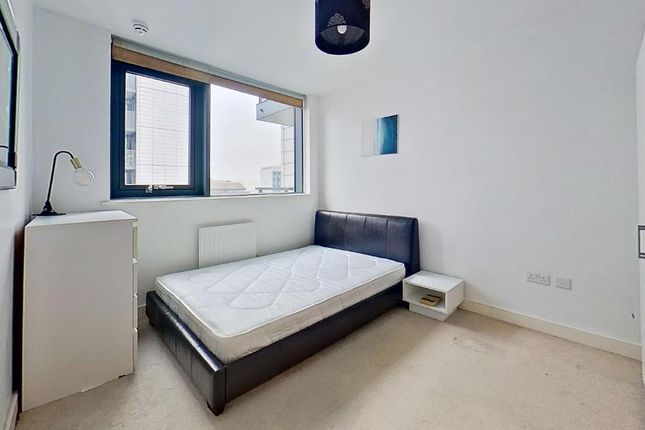 Flat for sale in Neutron Tower, 6 Blackwall Way, Docklands, London