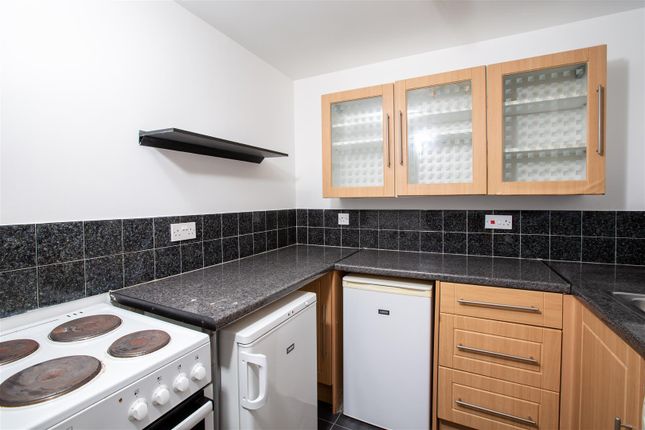 Flat 2, 214 Westferry Road, London photo 4