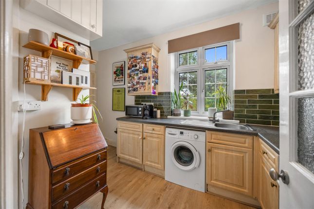 Flat 14, Vernon Court, Hendon Way, London photo 4