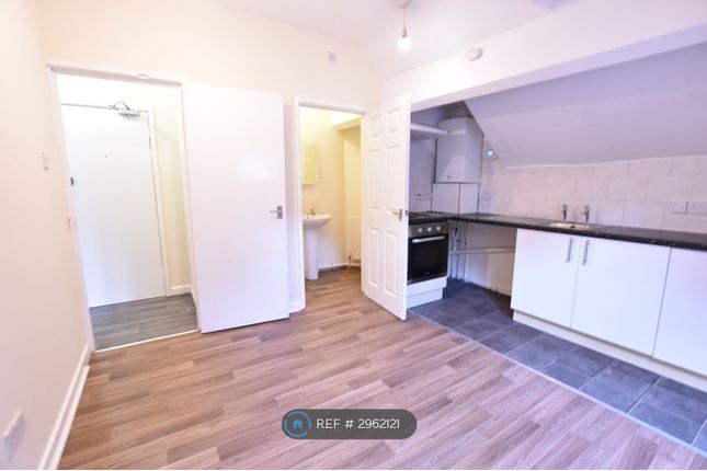 Flat, Crescent Road, Luton photo 3