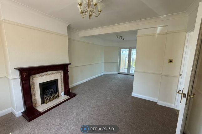 Larchwood Avenue, Romford photo 4
