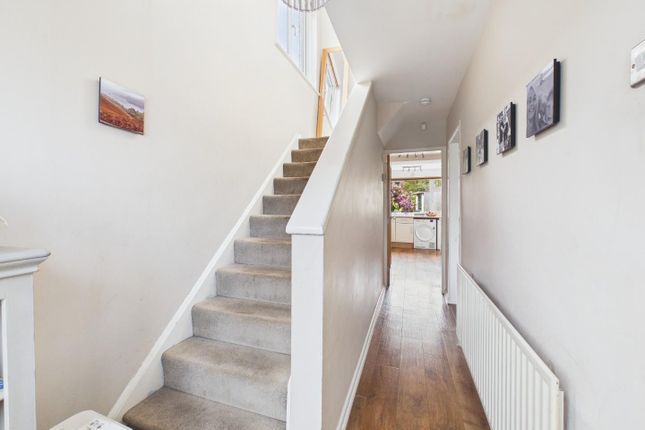 4, Hallowes Grove, Bradford photo 2