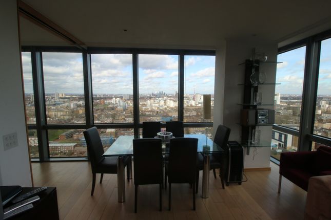 Flat to rent in London Marriott West India Quay Hotel, 22 Hertsmere Road, London