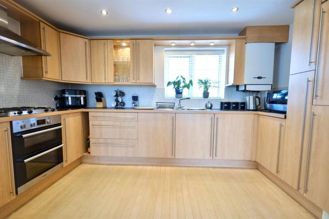 19, Trent Bridge Close, Stoke-On-Trent photo 3