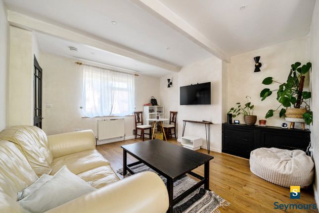 63, Raymond Crescent, Surrey photo 2