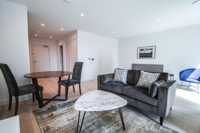 Studio flat on Royal Crest Avenue, London, £1,800/mo