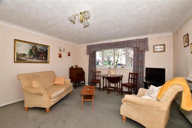 Thumbnail Flat for sale in Peregrine Gardens, Shirley, Croydon, Surrey