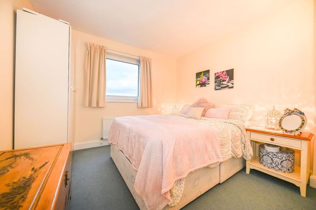 Flat to rent in Port Way, Port Solent, Portsmouth