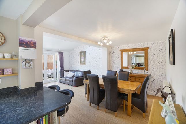 2, Turner Close, Rugby photo 4