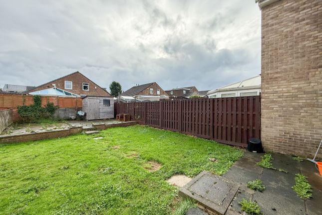 Banks Grove, Huddersfield photo 4