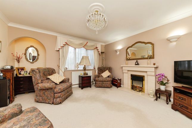 33, Kestrel Way, Sandy photo 2