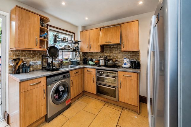 14, Walton Green, Aylesbury photo 2