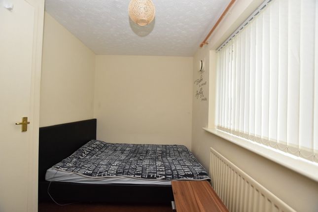 Town house to rent in Bowlers Close, Festival Heights, Stoke-On-Trent