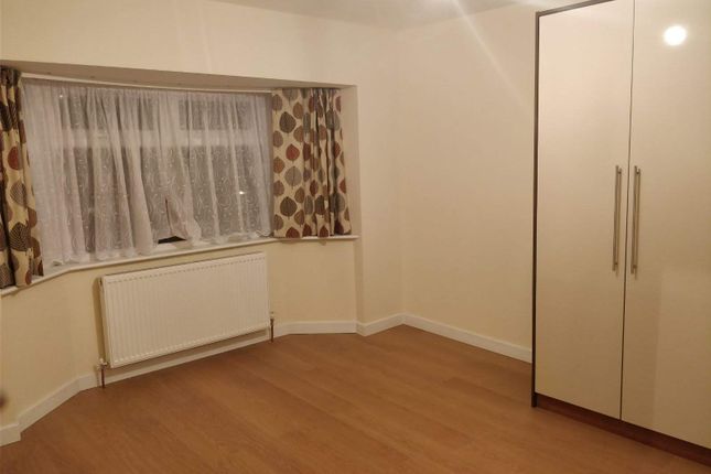 108C Southdown Crescent, Harrow photo 4