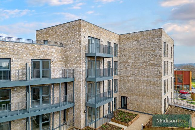 Thumbnail Flat to rent in Luctons Close, Loughton, Essex