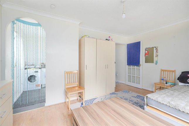 Flat 24, 16, Cornish Court, Bridlington Road, London photo 2