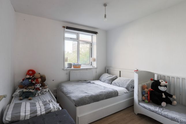 Flat for sale in Darsley Drive, London