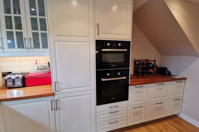 1 Oakwood Gardens, West Mersea, Colchester photo 4