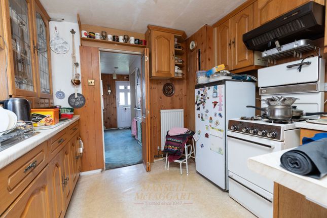 51 Woodside Crescent, Horley photo 2
