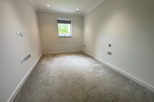 Flat to rent in Hope Close, London