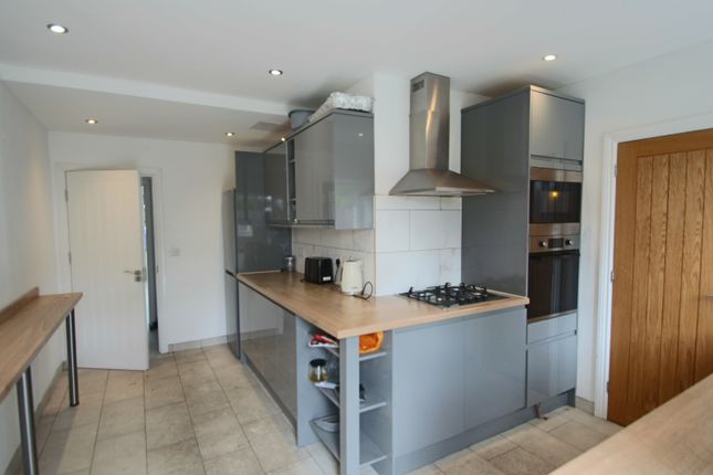 11 Crathie Road, London photo 4