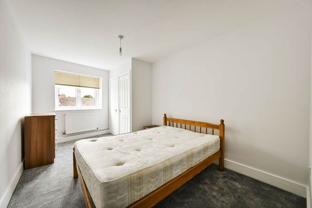 Flat 7, 2a, Robinson Road, London photo 2