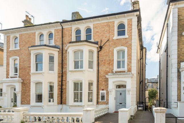 Thumbnail Flat to rent in Selborne Road, Hove