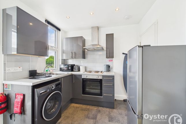 Flat B, 12 Buckingham Road, London photo 4