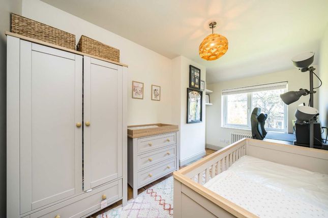 61, Lessingham Avenue, London photo 4