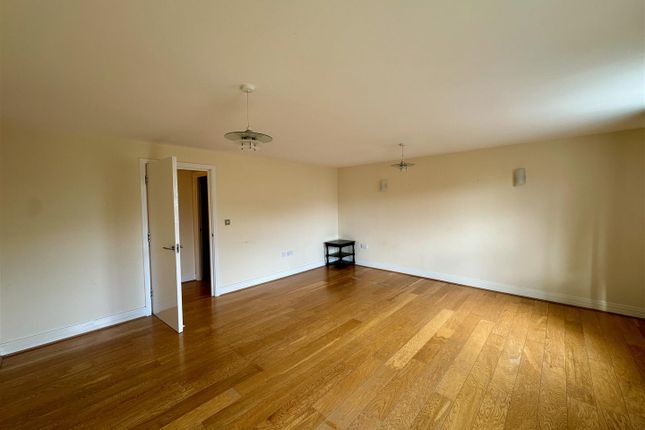 Flat to rent in Tilbury Close, Pinner