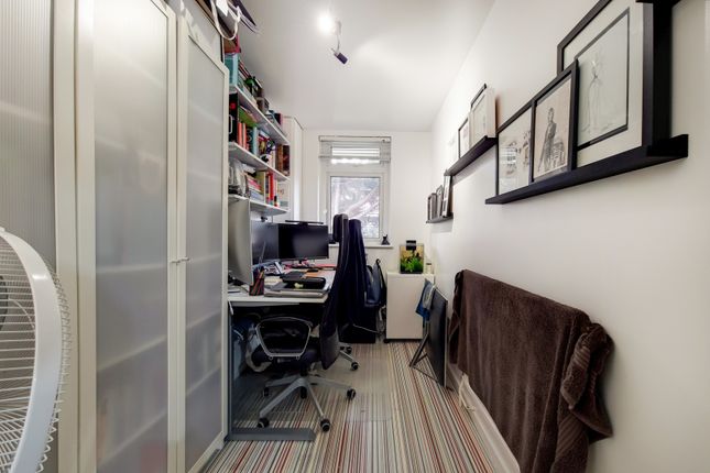 Flat to rent in St. John's Way, London