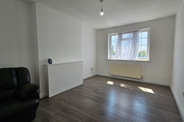 Duplex to rent in Blackbird Hill, London