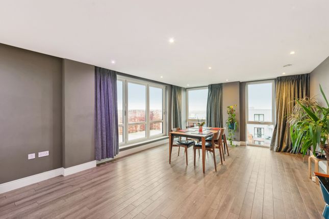 Flat to rent in Gaumont Place, London