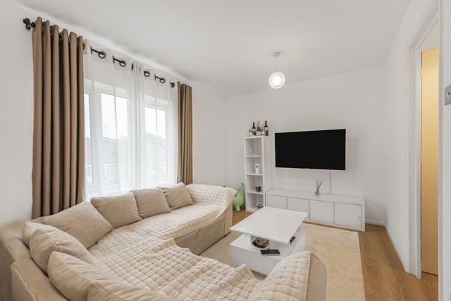 9 Priory Court, Vicars Bridge Close, London photo 2