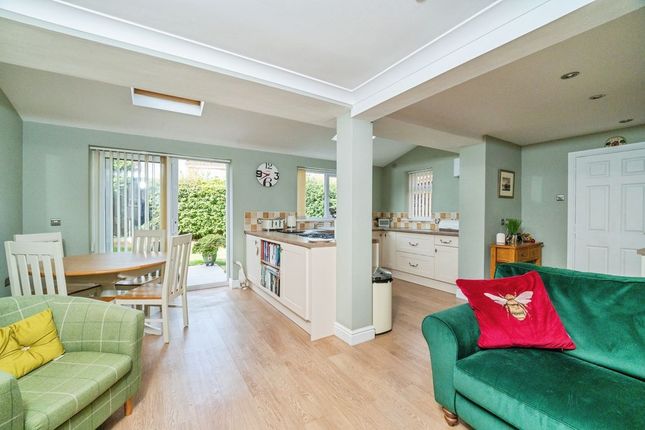 13, Newlyn Close, New Waltham photo 4