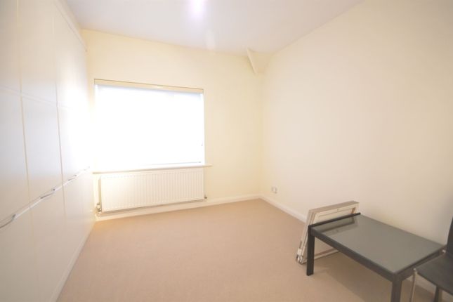 17 Muirfield, East Acton, London photo 5