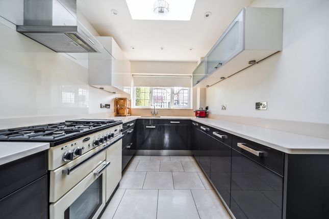 43 Rosehill Avenue, Horsell, Woking photo 3