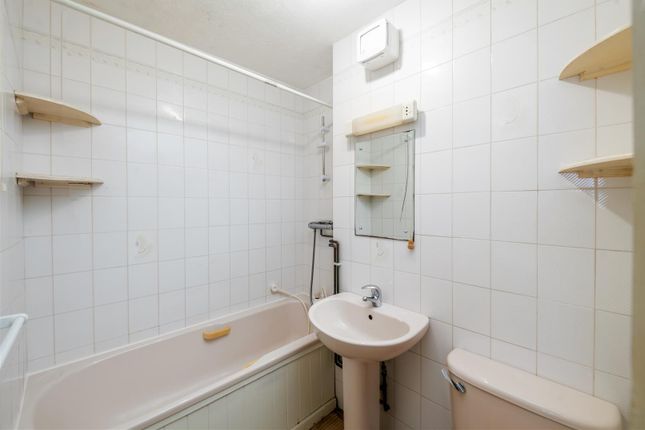 6 The Oaks, Bonehurst Road, Horley photo 4