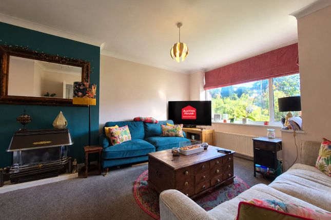 6, Lilac View Close, Oldham photo 2