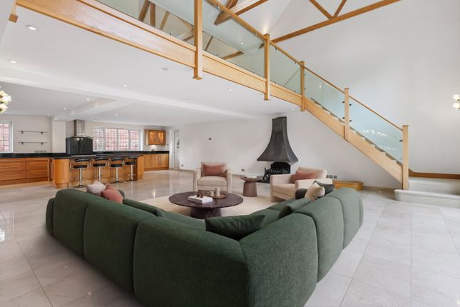 The Lodge, 9, Brackenhill, Surrey photo 5