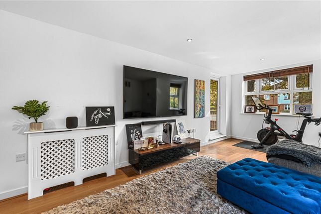 Flat to rent in Shore Point, High Road, Buckhurst Hill