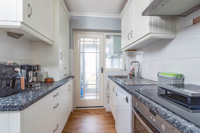 146, Tudor Drive, Morden photo 4