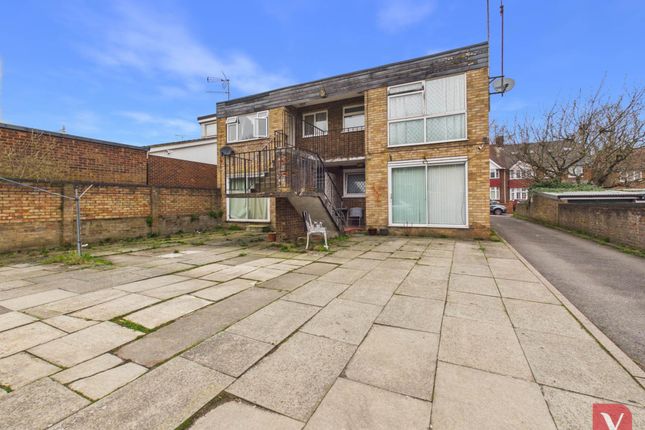 7, Malzeard Court, Luton photo 2