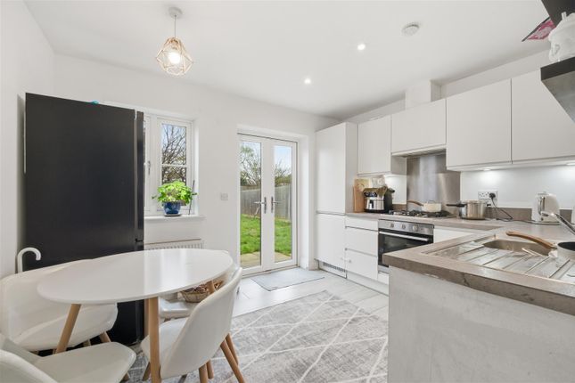 13, Palomino Close, Hayes photo 3