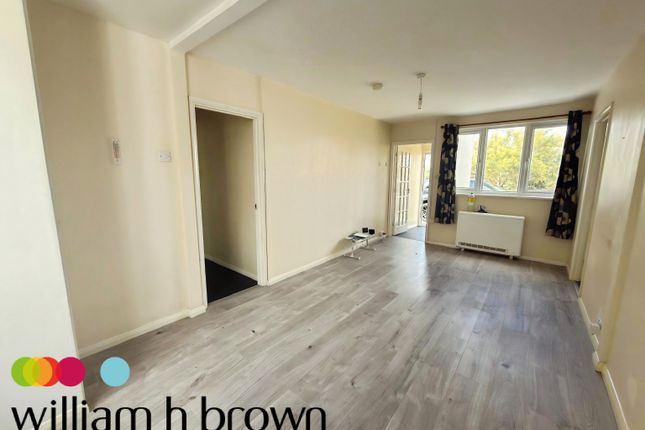 31, Yew Way, CLACTON-ON-SEA photo 3
